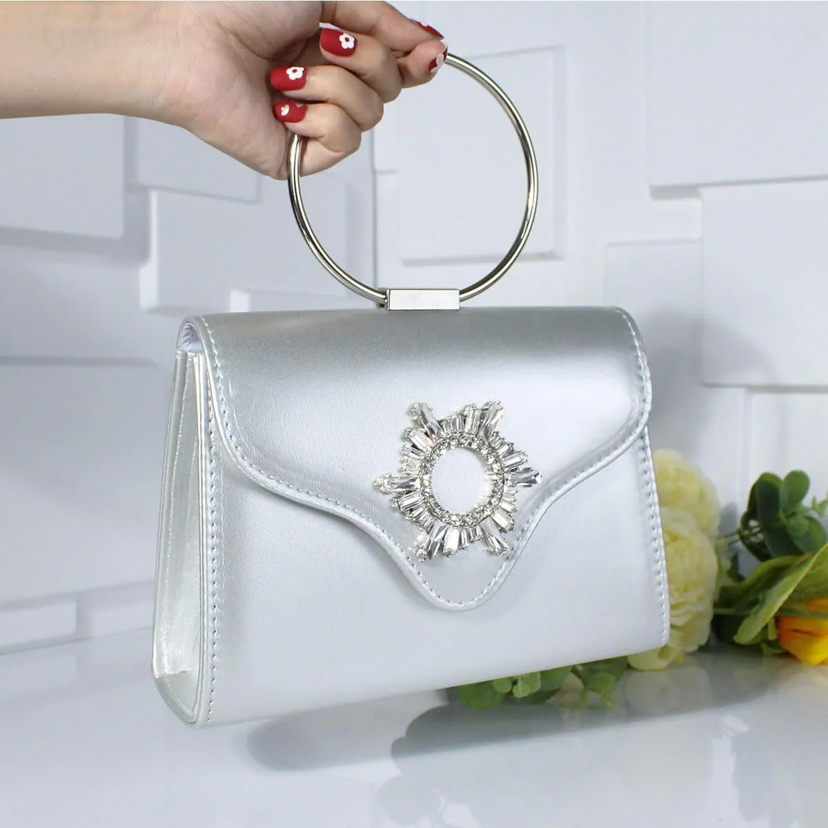 handbag with crystal decoration, evening bag with round metal ring handle, suitable for shopping at banquets and parties